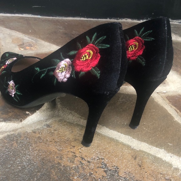 Floral Embroidered Black Pumps - Picture 4 of 13